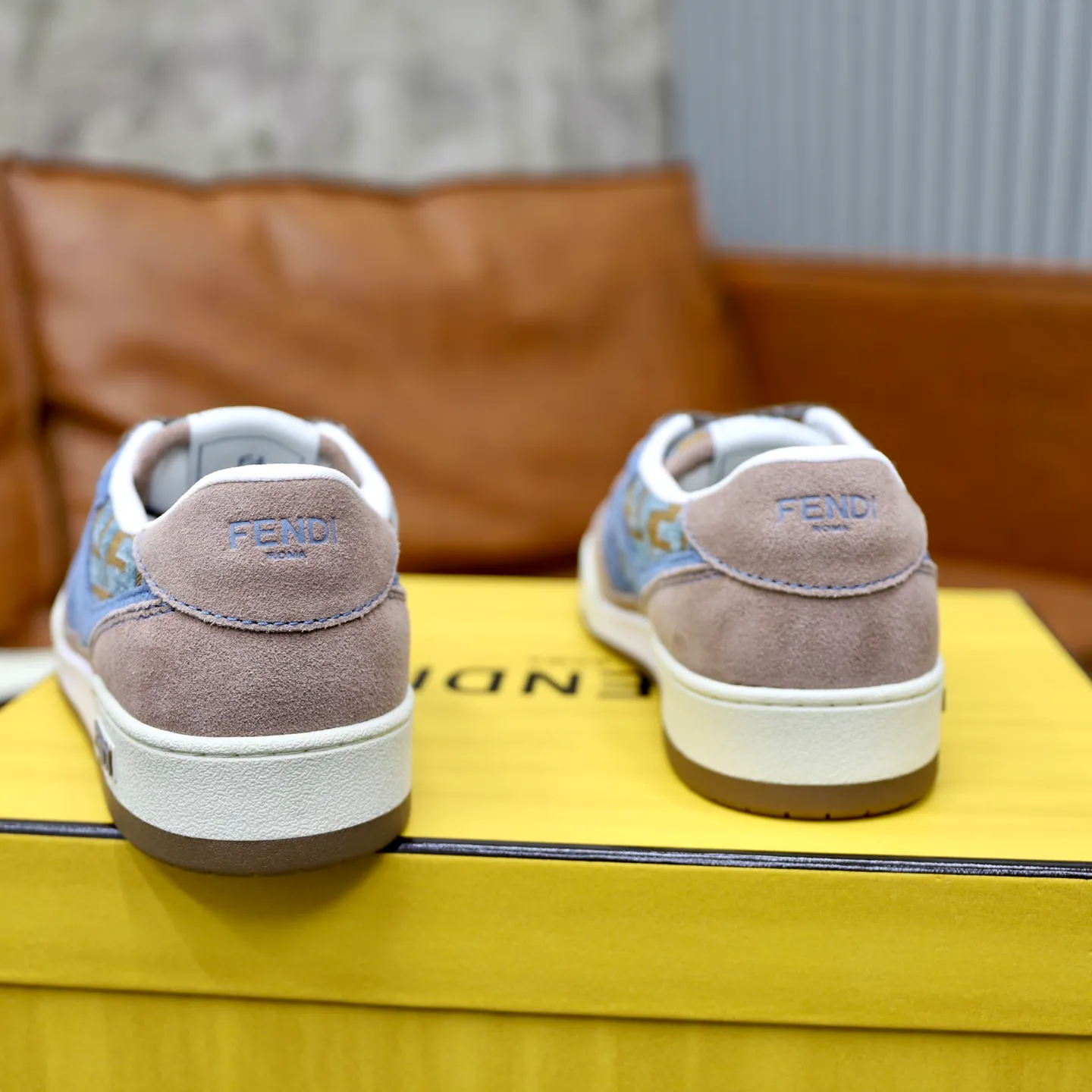 Ex-factory price: 640🔥Couple model (top original order) Brand: FENDI Size: 35-44 (customized for men 38 and 45) Grade: original order quality High version Material: Imported original cowhide stitching ➕ High-quality and comfortable lining Original TPU lightweight anti-slip outsole Style category: Travel fashion casual shoes Versatile trend